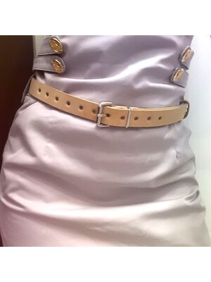 Лук со светлым ремнём